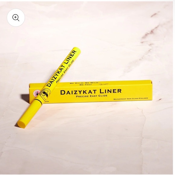 Daizykat Liner – Waterproof Semi-Gloss Black Eyeliner (Yellow Packaging) - Picture 2 of 3